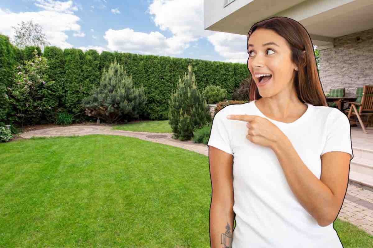 Giardino e donna che indica