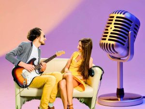 sfondo microfono e uomo fa serenata a ragazza