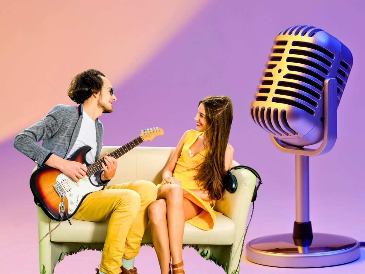 sfondo microfono e uomo fa serenata a ragazza