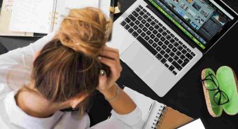 Vuoi sapere se il tuo collega è interessato a te? Ecco 3 segni rivelatori di attrazione secondo gli psicologi