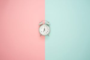 Orologio su sfondo colorato