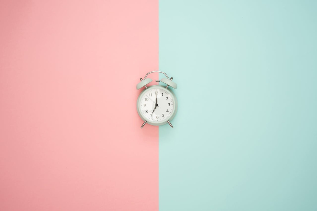 Orologio su sfondo colorato