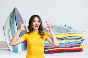 donna che fa ok, ferro da stiro e capi stirarti