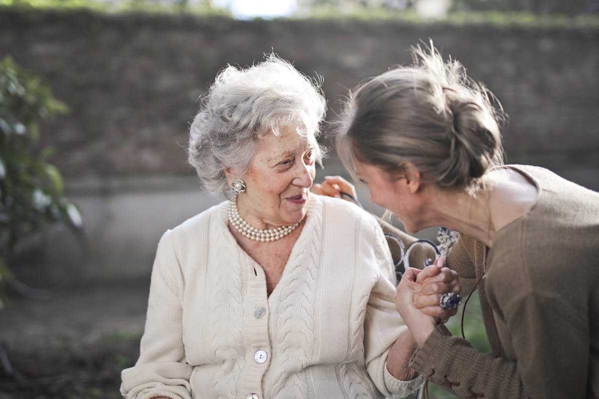 donna anziana con donna giovane