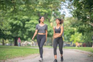 donne che camminano in tenuta ginnica
