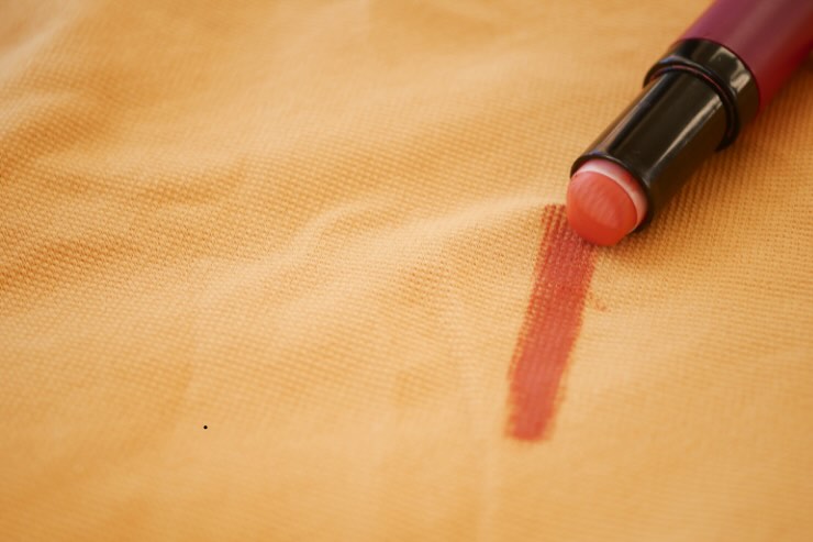 maglia gialla con macchia rossetto rosso