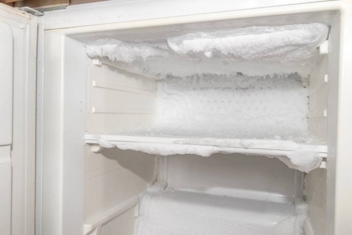 Freezer aperto con ghiaccio all'interno