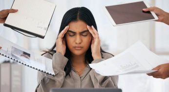 Non riesci a smettere di pensare al lavoro? Con questi trucchi svuoti subito la mente