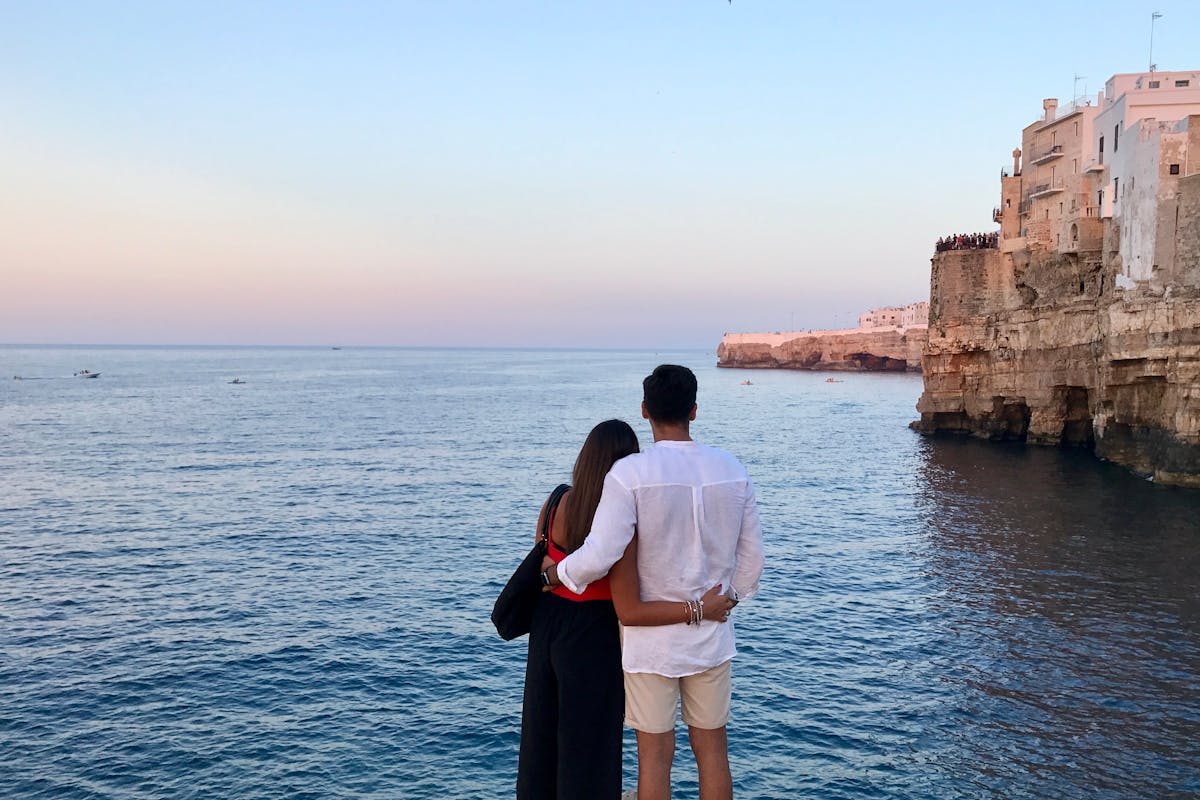 coppia in riva al mare