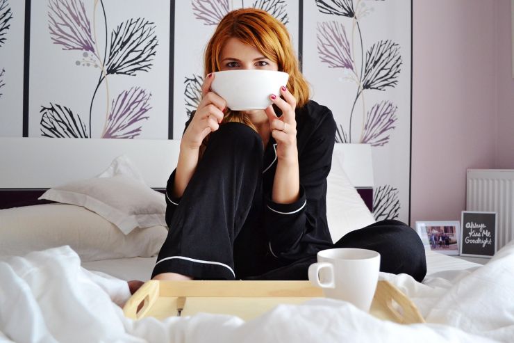donna che fa colazione a letto