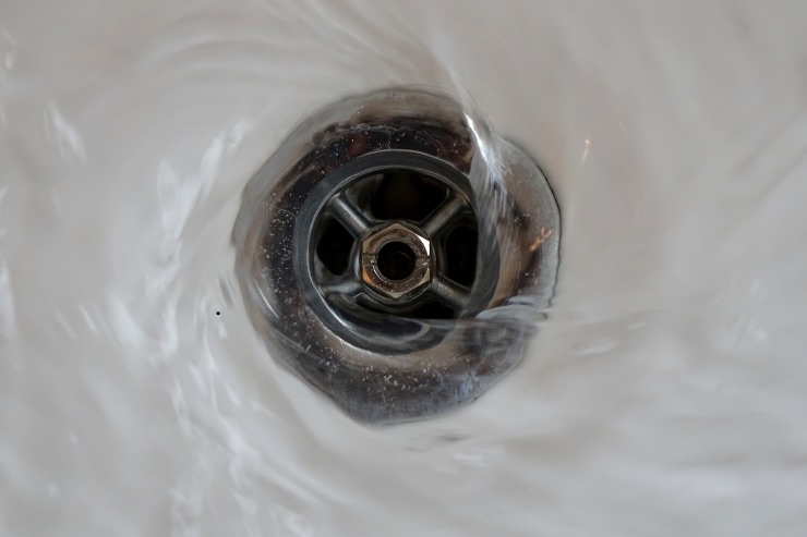 scarico in cui scorre acqua 