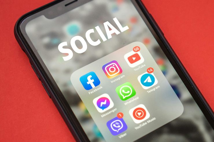 cellulare e icone dei social sullo schermo