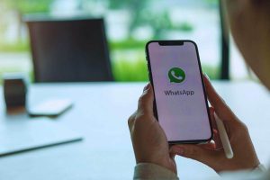 Utente che effettua l'accesso a WhatsApp da smartphone