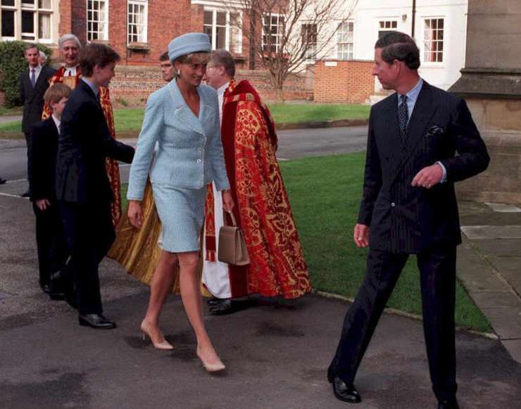 Diana, Charles, William, Harry e il parroco nei giardini reali