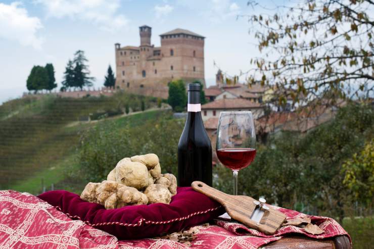 Sfondo piemontese, tavolo con vino e tartufo
