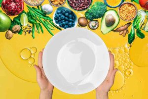 Piatto vuoto e alimenti