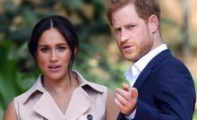 Harry e Meghan si rivolgono seri alla telecamera