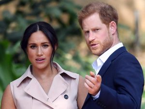 Harry e Meghan si rivolgono seri alla telecamera