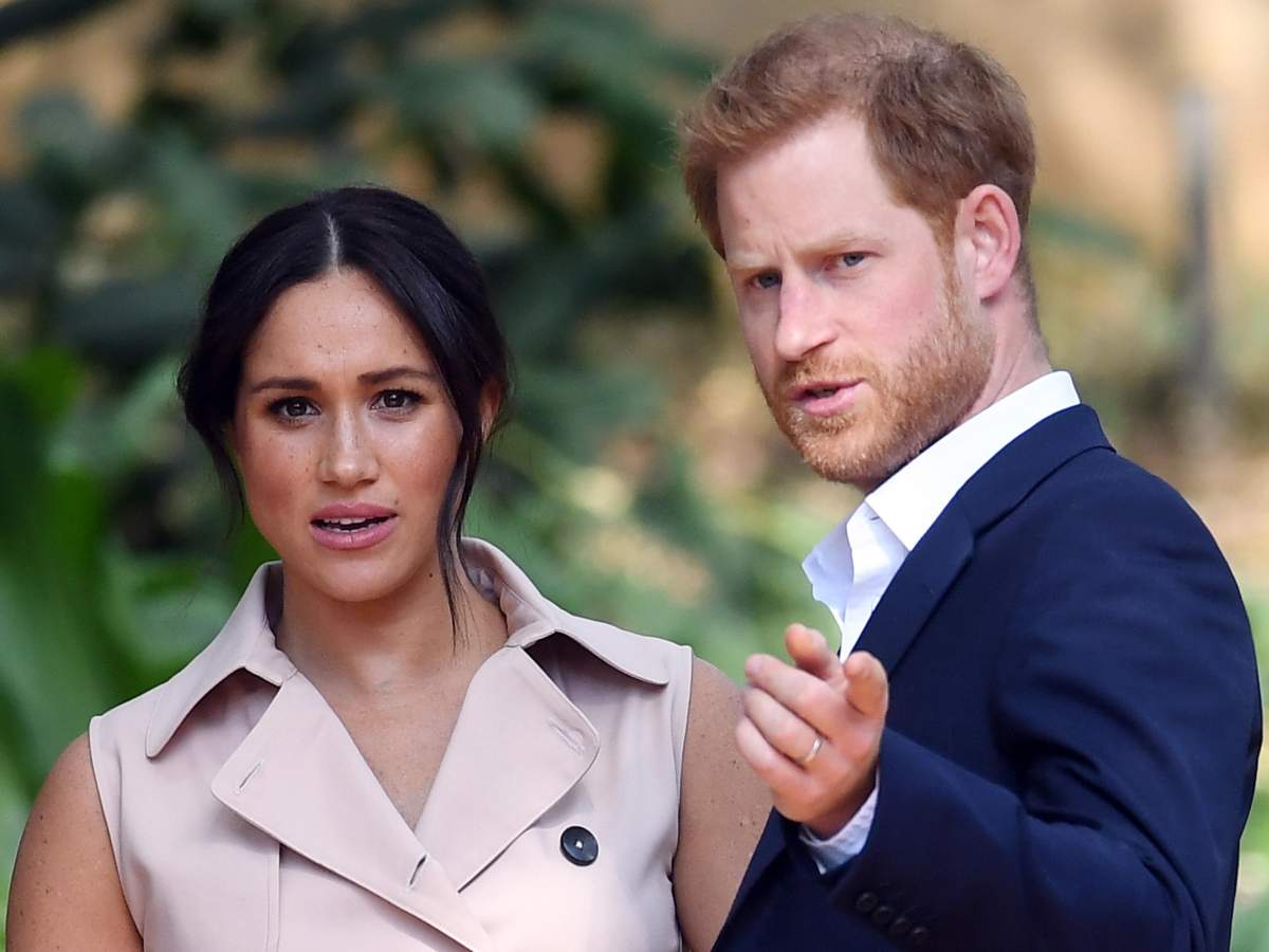 Harry e Meghan si rivolgono seri alla telecamera