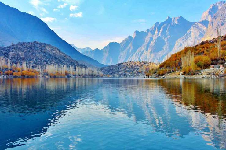Lago e montagne