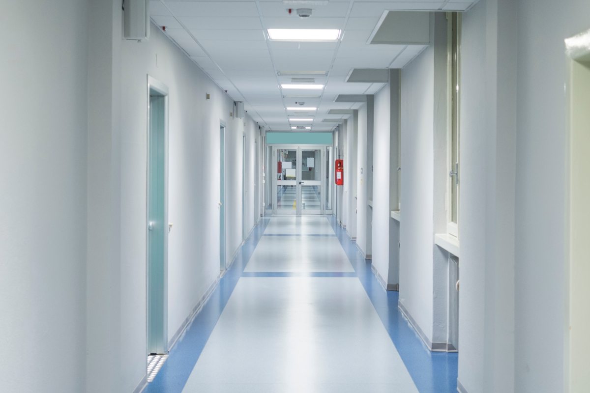 Corridoio vuoto ambulatorio sanitario