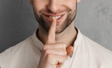 Uomo che fa silenzio con il dito