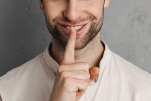 Uomo che fa silenzio con il dito