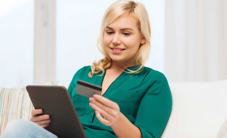 Donna con carta e tablet