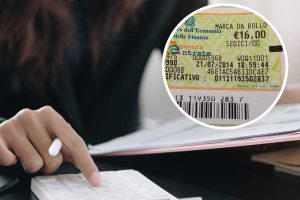 Persona con calcolatrice e fogli, marca da bollo