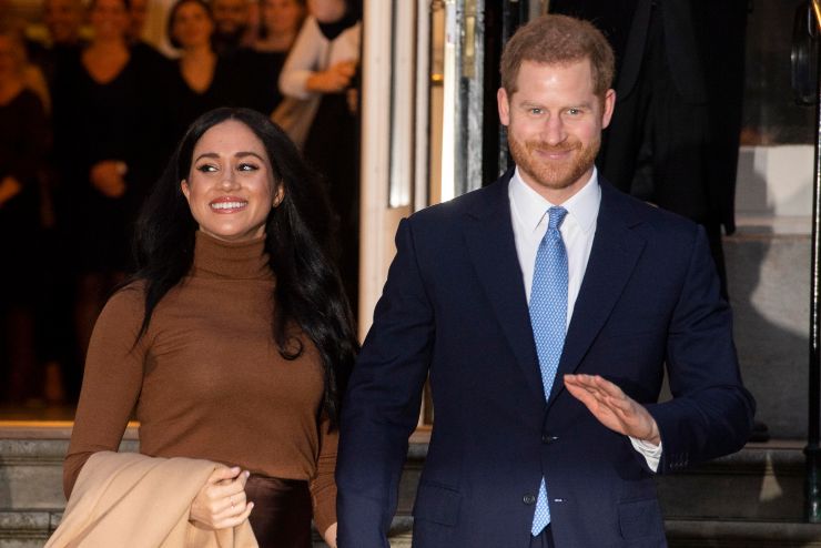 Harry e Meghan escono dall'albergo sorridenti