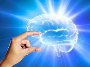 sfondo cervello digitalizzato e mano che indica piccolo