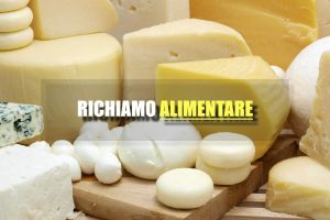 Banco formaggi e scritta "richiamo alimentare"