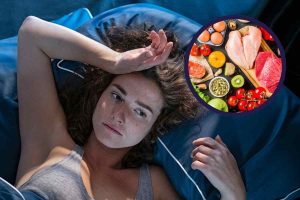 Donna nel letto sveglia e cibo
