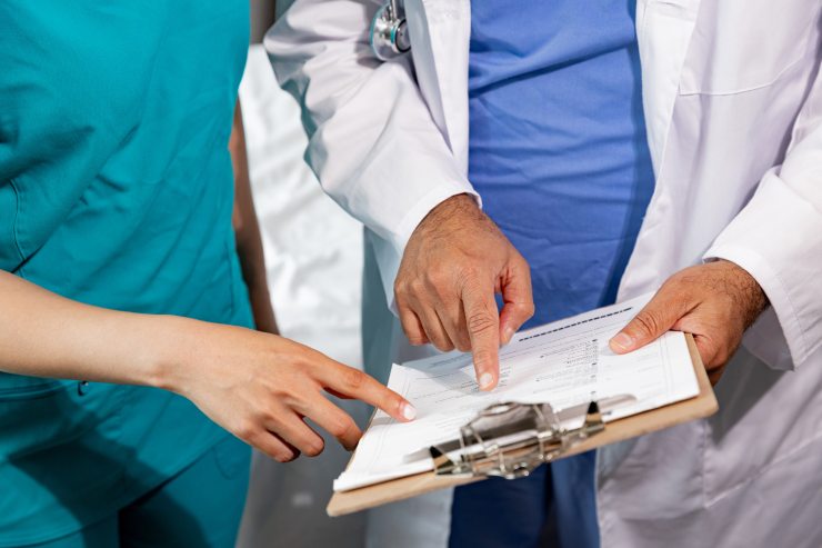 Medico e infermiera che controllano gli appuntamenti