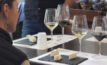 Donna che fa una degustazione di vino e robiola