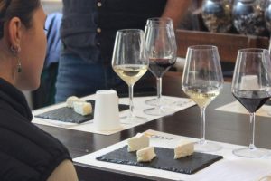 Donna che fa una degustazione di vino e robiola