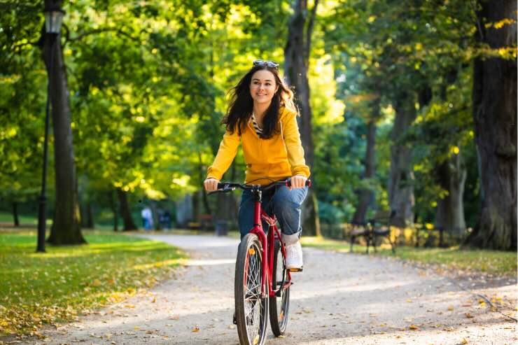 donna felice in bicicletta