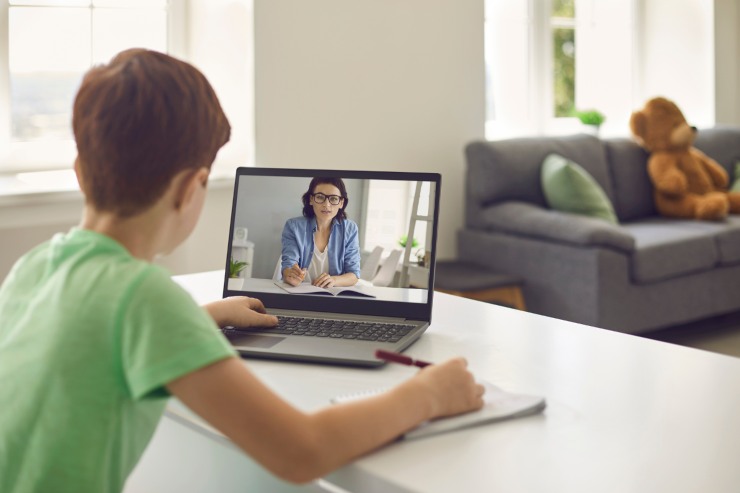 bambino in videoconferenza con insegnante