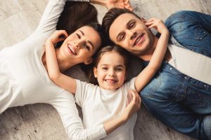 madre padre e figlia felici in cerchio