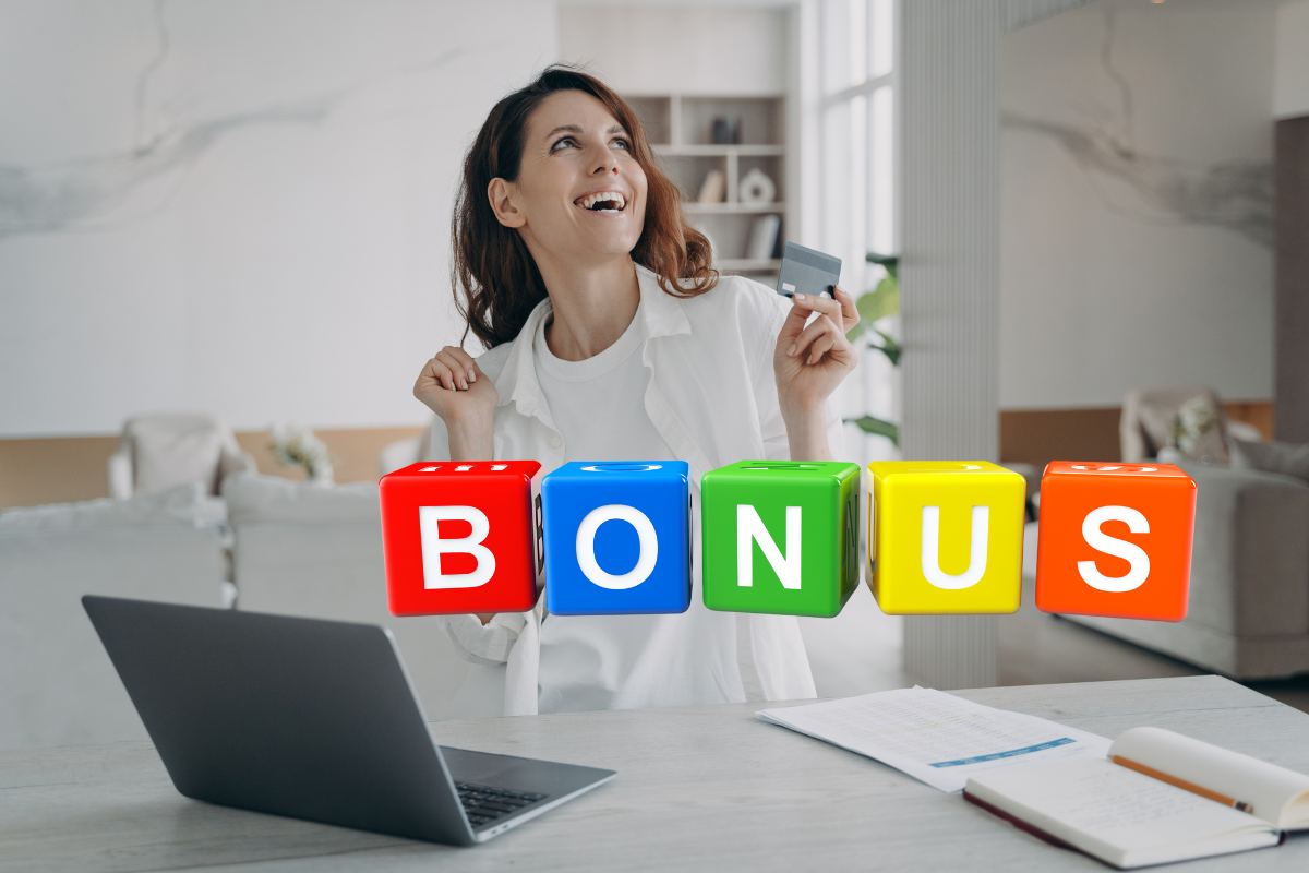 donna felice davanti a pc e scritta bonus