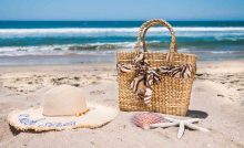 borsa da mare in riva al mare