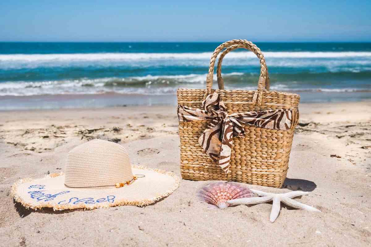 borsa da mare in riva al mare