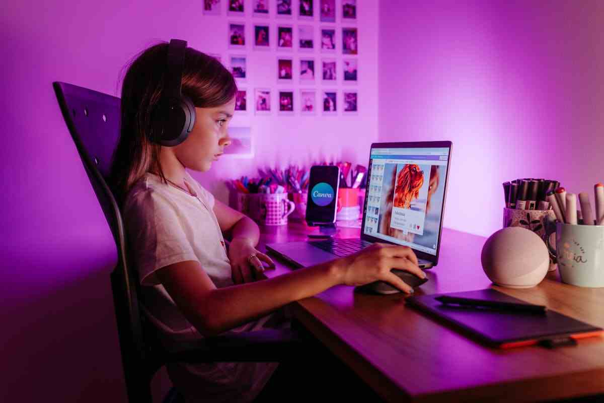 ragazza che scrive al computer