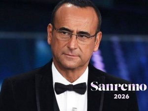 carlo conti su sfondo e scritta sanremo 2026