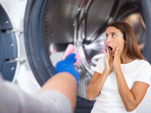 donna che pulisce lavatrice e un'altra sorpresa