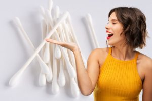 cotton fioc e donna che indica