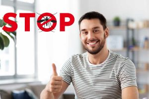 ragazzo sorridente che fa il segno ok con il pollice e scritta stop