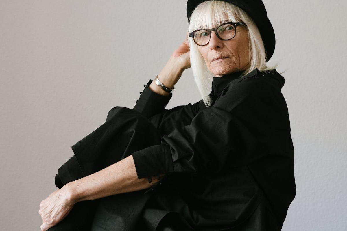 donna con cappello e capelli bianchi