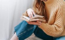 donna che legge libro