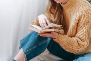 donna che legge libro